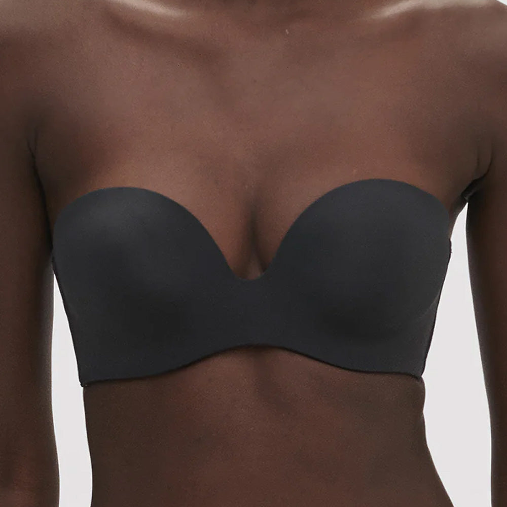 Model wearing 'Essentiel' Black Multi-Position Strapless Bra, by Simone Pérèle (front view, close up).