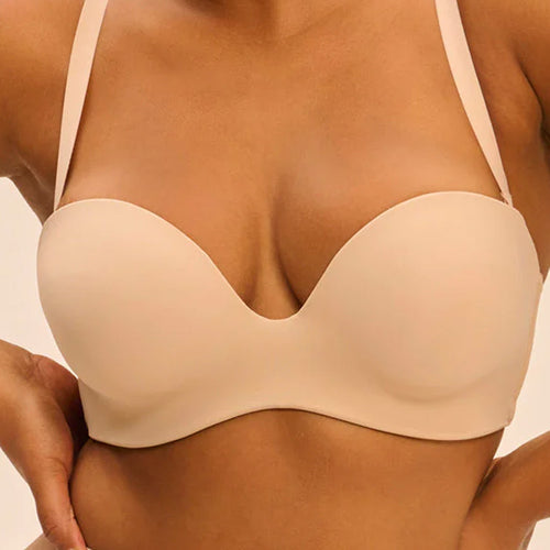 Model wearing 'Essentiel' Pale Pink Multi-Position Strapless Bra, by Simone Pérèle (front view, close up)