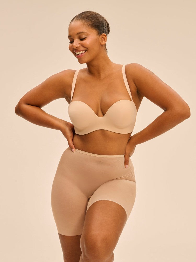 Model wearing 'Essentiel' Pale Pink Multi-Position Strapless Bra, by Simone Pérèle (front view)