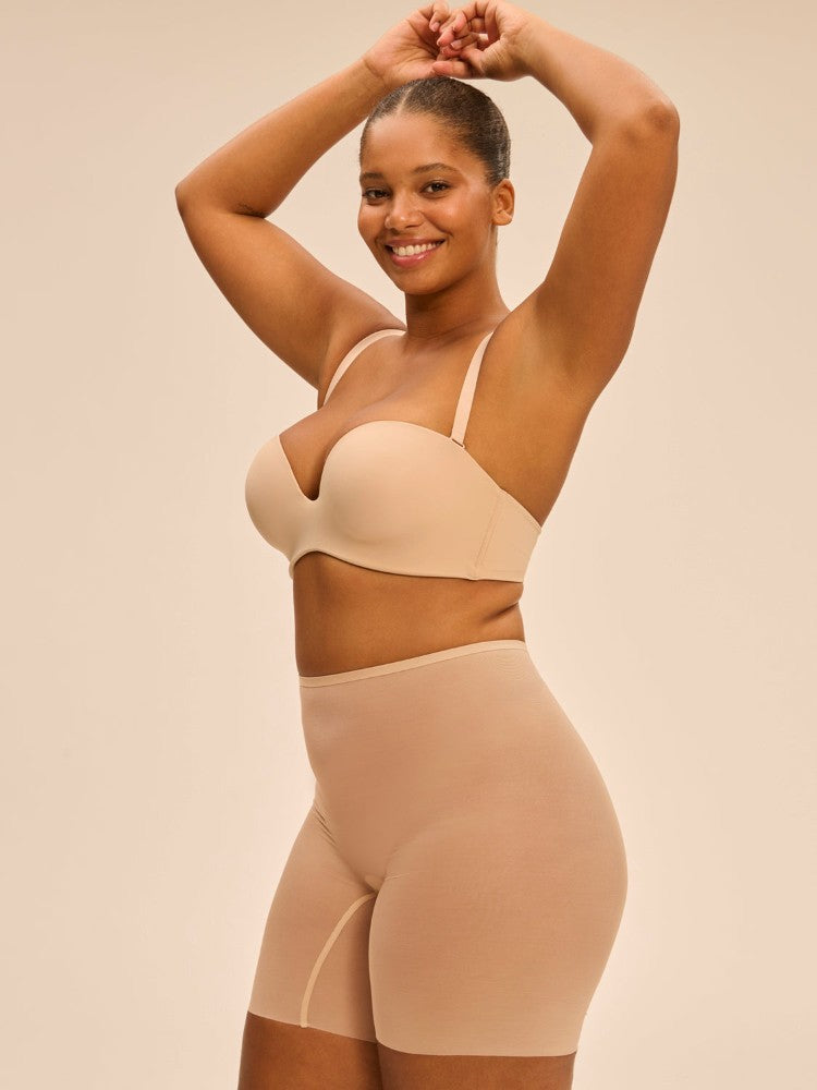 Model wearing 'Essentiel' Pale Pink Multi-Position Strapless Bra, by Simone Pérèle (side view)
