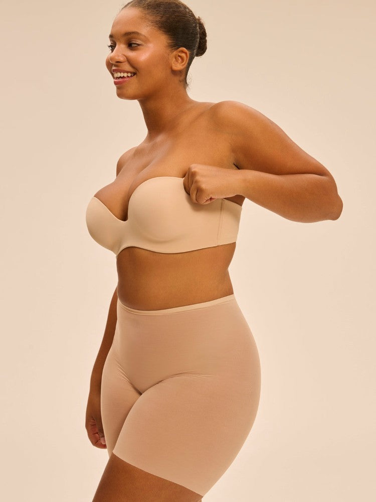 Model wearing 'Essentiel' Pale Pink Multi-Position Strapless Bra, by Simone Pérèle (side view)