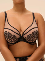 Fuller-figured model wearing 'Romance' Dark Brown Underwired Plunge Bra, by Simone Pérèle (front view, close up).