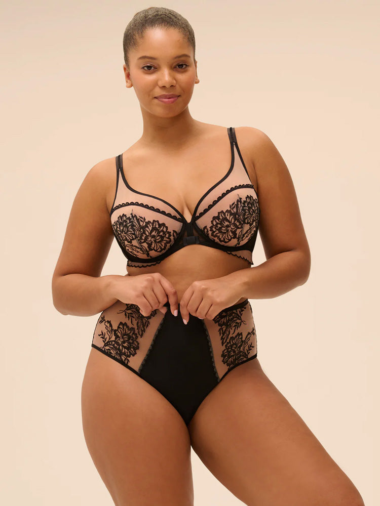 Fuller-figured model wearing 'Romance' Dark Brown Underwired Plunge Bra, by Simone Pérèle (front view).