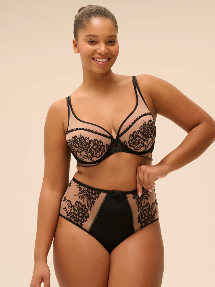 Plus-size model wearing 'Romance' Dark Brown Deep Brief, by Simone Pérèle (front view).