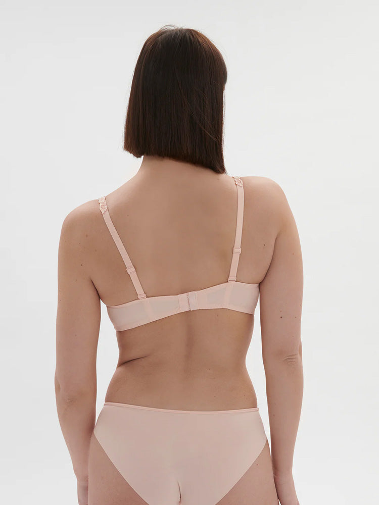 Model wearing 'Saga' Pale Pink Half Cup Bra, from Simone Pérèle (back view).