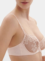 Model wearing 'Saga' Pale Pink Half Cup Bra, from Simone Pérèle (side view, close up).