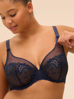 Plus size model wearing 'Wish' Midnight Blue Underwired Full Cup Plunge Bra, by Simone Pérèle (front view, close up).